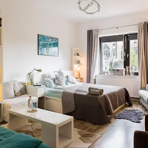 beautiful-1-room-apartment-near-rhine.dusseldorf-hotel.net/